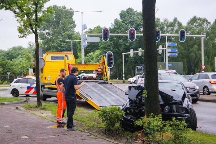 Auto knalt op boom