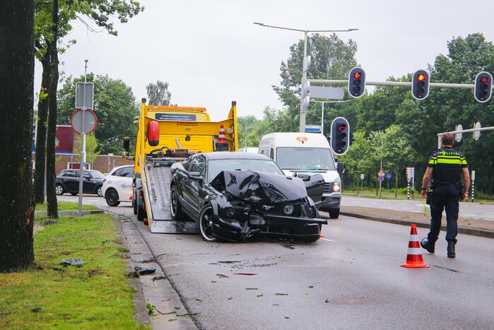 Auto knalt op boom