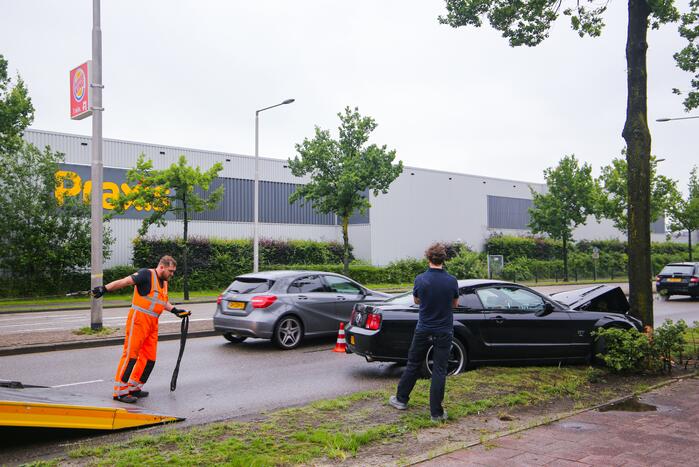 Auto knalt op boom