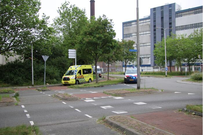 Motorrijder gaat onderuit op rotonde