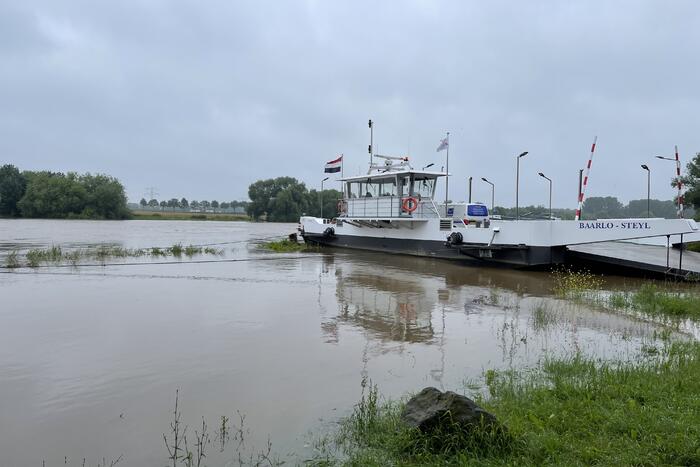 Veerdienst getremd door stijgende Maas