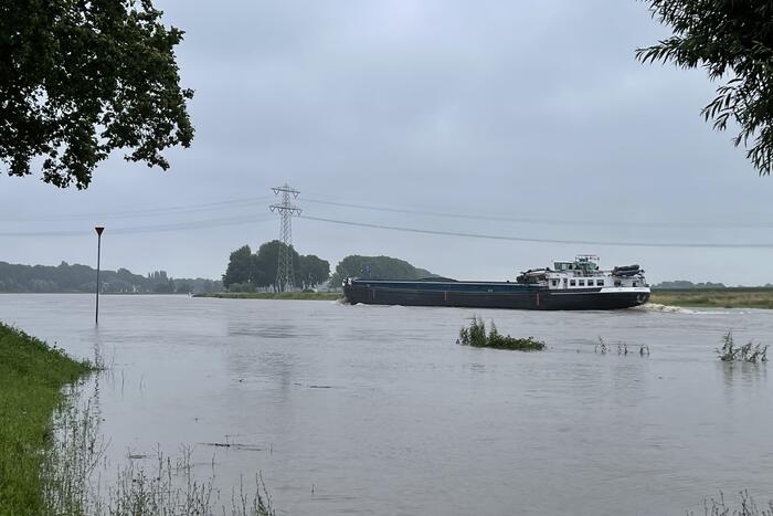 Veerdienst getremd door stijgende Maas