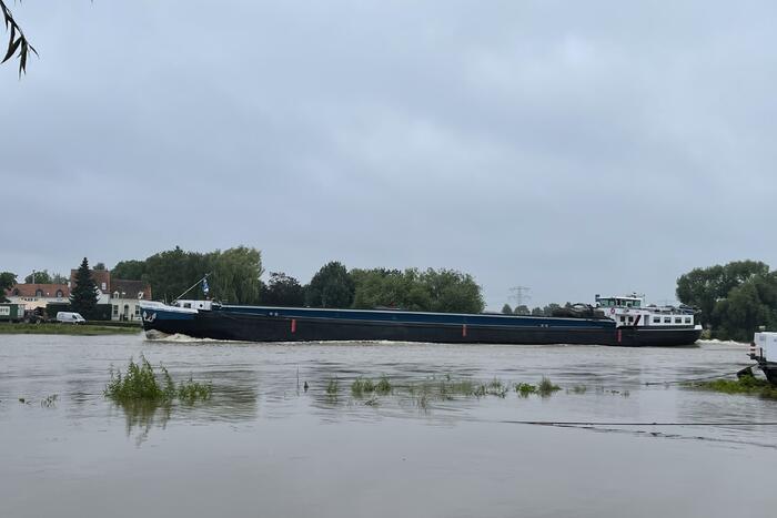 Veerdienst getremd door stijgende Maas