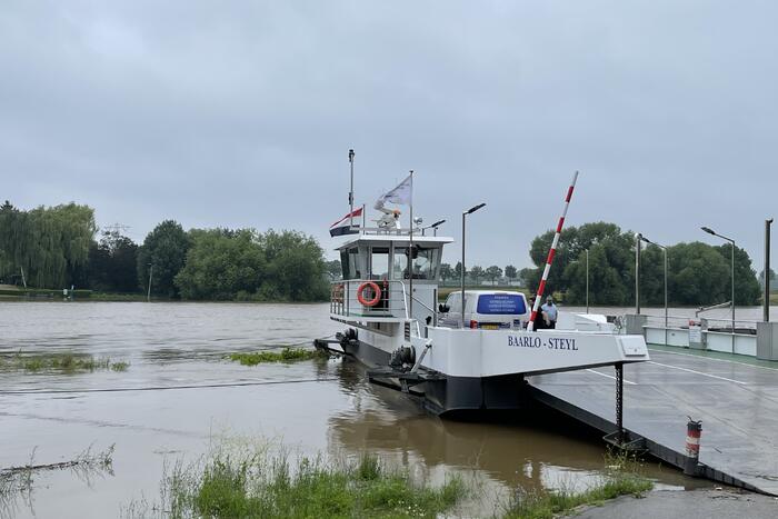 Veerdienst getremd door stijgende Maas