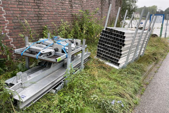 Veerdienst getremd door stijgende Maas