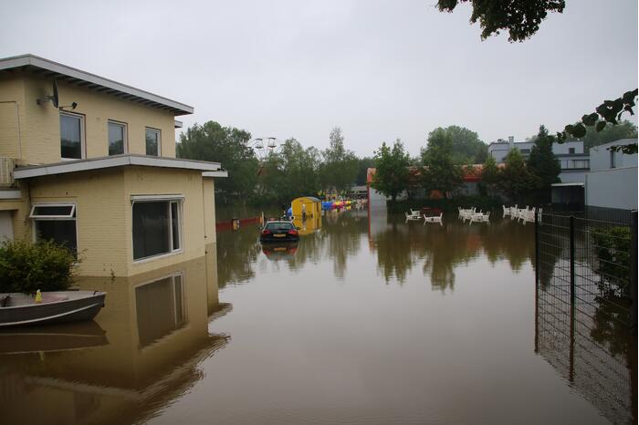 Reddingsbrigade en leger evacueren inwoners door hoogwater