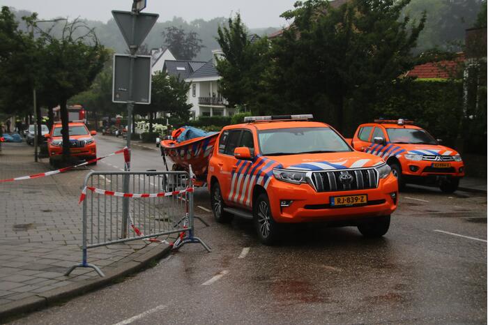 Reddingsbrigade en leger evacueren inwoners door hoogwater