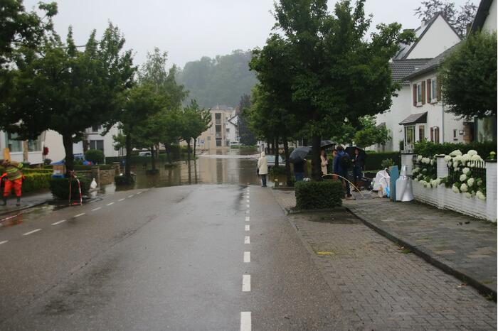 Reddingsbrigade en leger evacueren inwoners door hoogwater