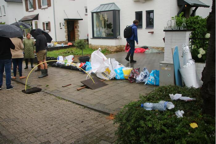 Reddingsbrigade en leger evacueren inwoners door hoogwater