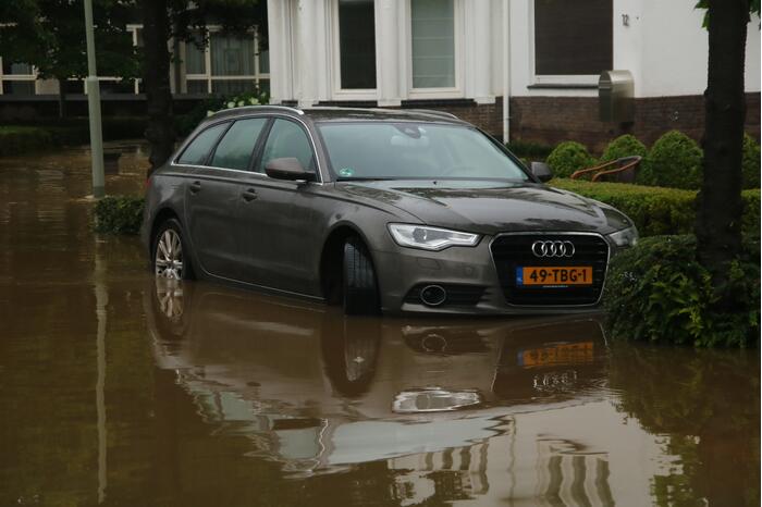 Reddingsbrigade en leger evacueren inwoners door hoogwater