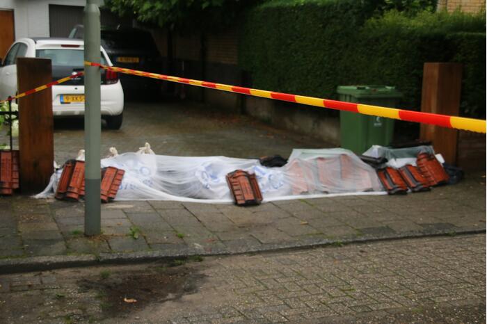 Reddingsbrigade en leger evacueren inwoners door hoogwater