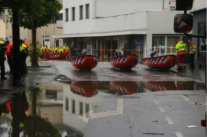 Reddingsbrigade en leger evacueren inwoners door hoogwater