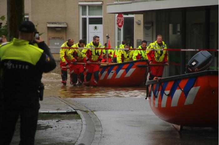 Reddingsbrigade en leger evacueren inwoners door hoogwater