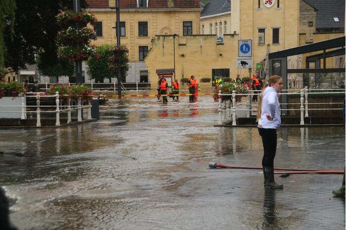 Reddingsbrigade en leger evacueren inwoners door hoogwater