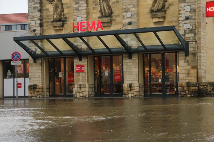 Reddingsbrigade en leger evacueren inwoners door hoogwater