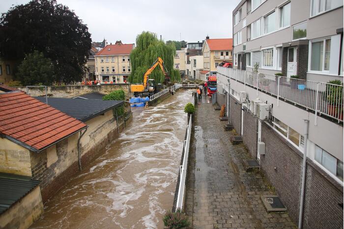 Reddingsbrigade en leger evacueren inwoners door hoogwater