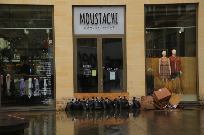 Reddingsbrigade en leger evacueren inwoners door hoogwater