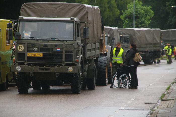 Reddingsbrigade en leger evacueren inwoners door hoogwater