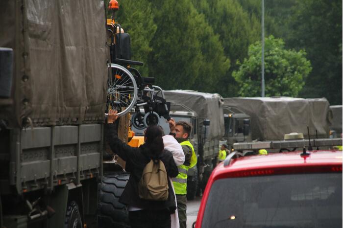 Reddingsbrigade en leger evacueren inwoners door hoogwater