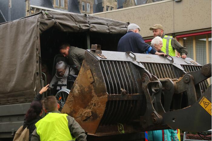 Reddingsbrigade en leger evacueren inwoners door hoogwater