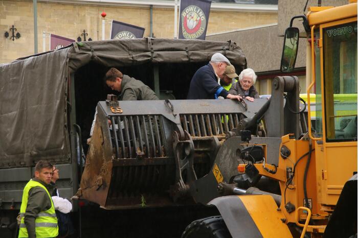 Reddingsbrigade en leger evacueren inwoners door hoogwater