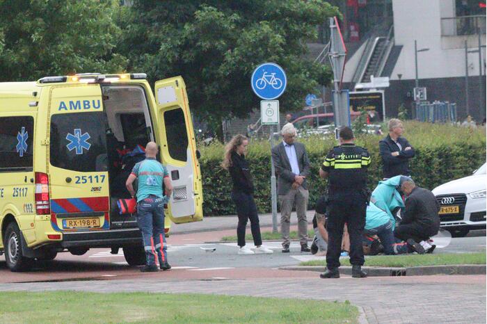 Scooterrijder gewond door botsing met personenauto