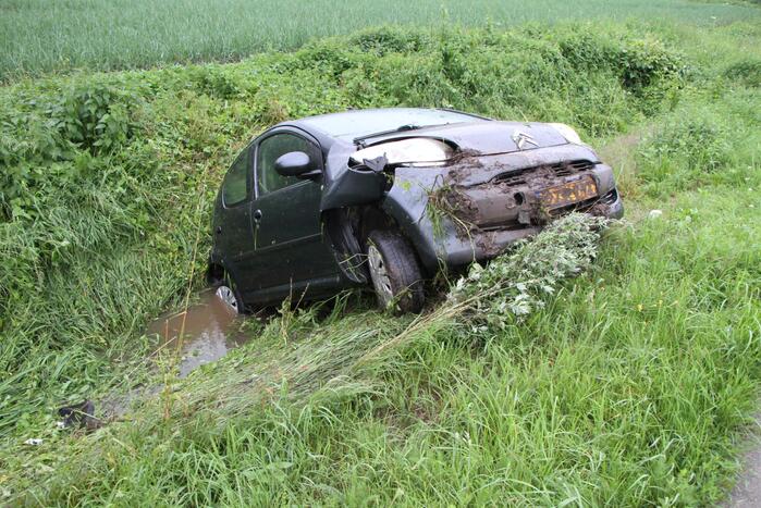 Bestuurder verliest controle over het stuur en vlucht na ongeval