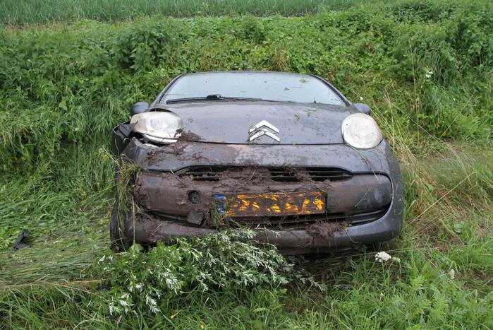 Bestuurder verliest controle over het stuur en vlucht na ongeval