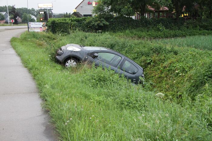 Bestuurder verliest controle over het stuur en vlucht na ongeval