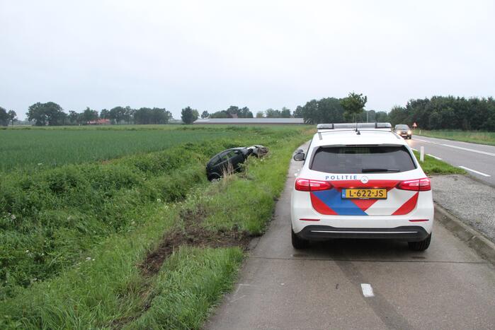 Bestuurder verliest controle over het stuur en vlucht na ongeval