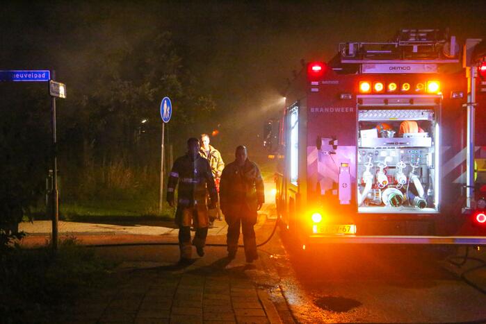 Brandweer blust brand in huisje van softbal vereniging Quick