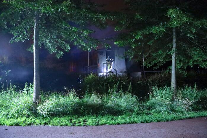 Brandweer blust brand in huisje van softbal vereniging Quick