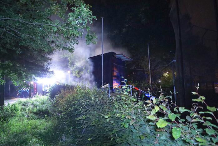Brandweer blust brand in huisje van softbal vereniging Quick