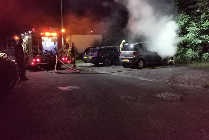 Auto door brand verwoest