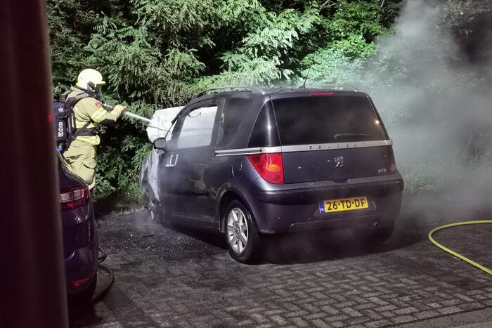 Auto door brand verwoest