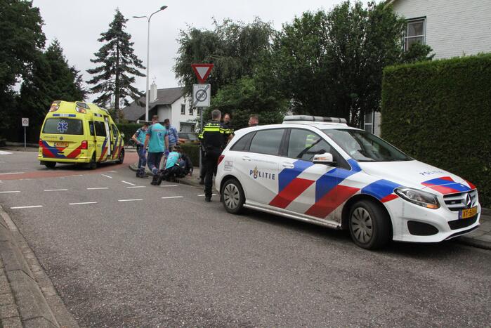 Fietser klapt tegen voorruit van auto en raakt gewond