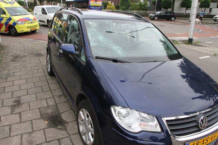 Fietser klapt tegen voorruit van auto en raakt gewond