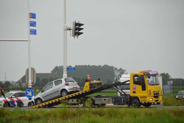 Vrachtwagen en personenwagen botsen op elkaar