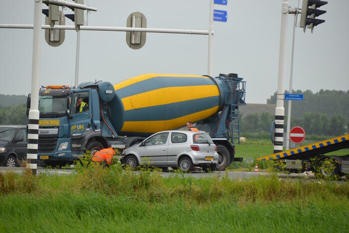 Vrachtwagen en personenwagen botsen op elkaar
