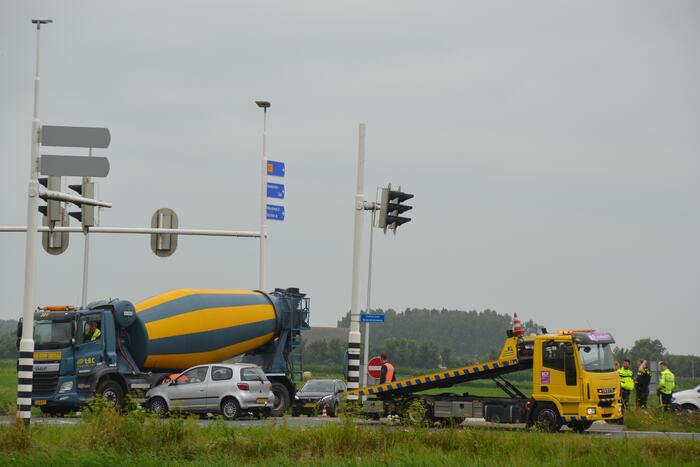 Vrachtwagen en personenwagen botsen op elkaar