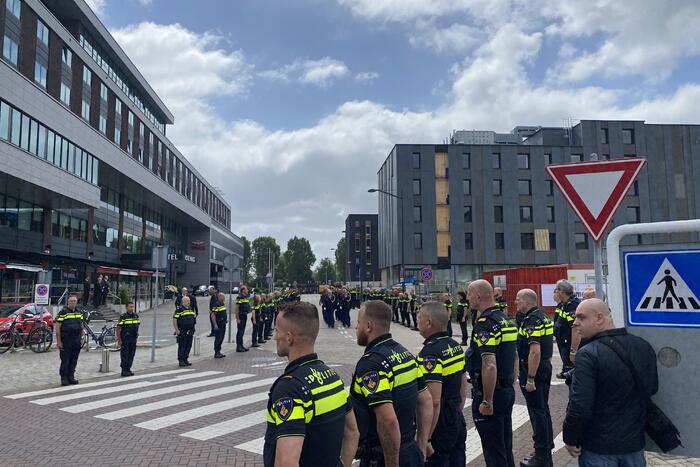 Honderden agenten bewijzen laatste eer aan overleden motoragent
