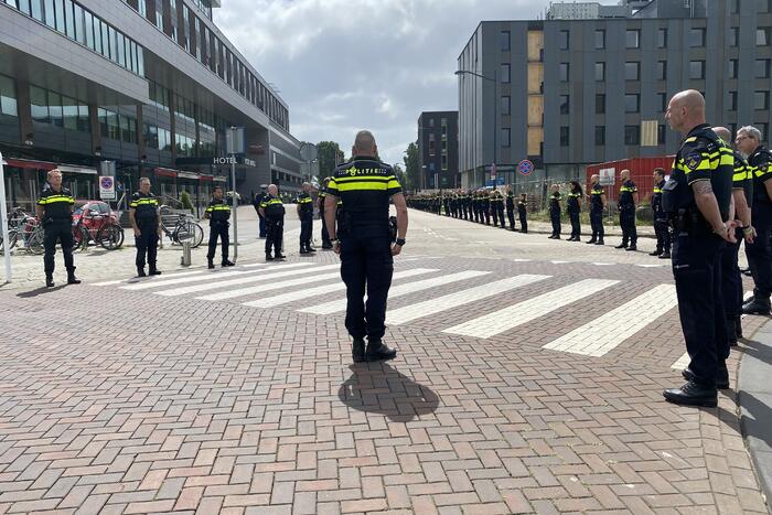 Honderden agenten bewijzen laatste eer aan overleden motoragent