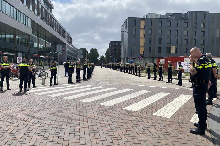 Honderden agenten bewijzen laatste eer aan overleden motoragent