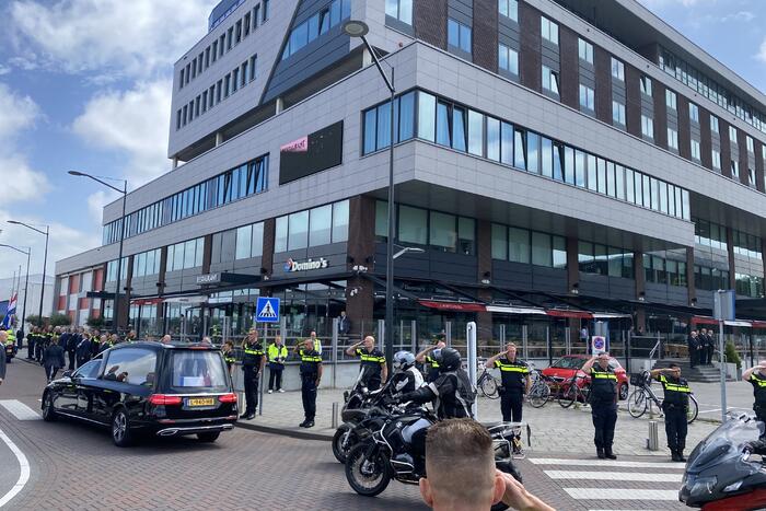 Honderden agenten bewijzen laatste eer aan overleden motoragent