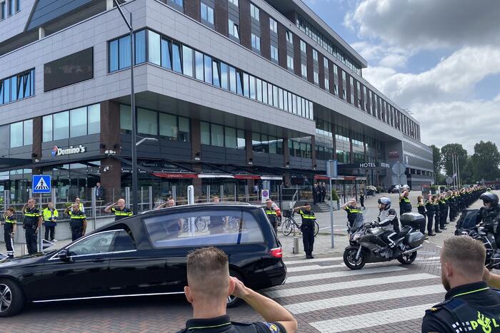 Honderden agenten bewijzen laatste eer aan overleden motoragent