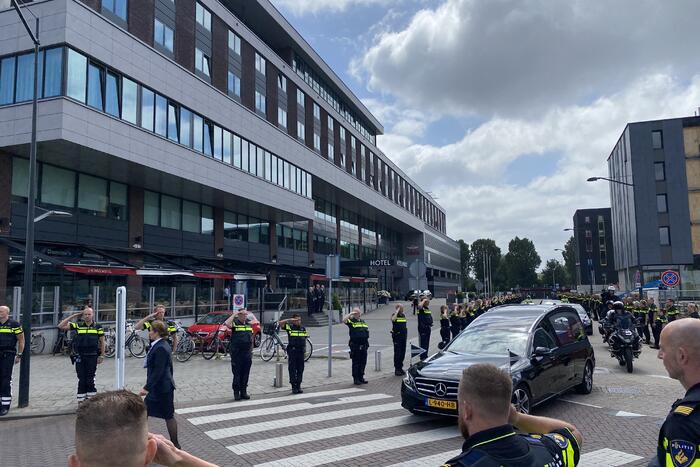 Honderden agenten bewijzen laatste eer aan overleden motoragent