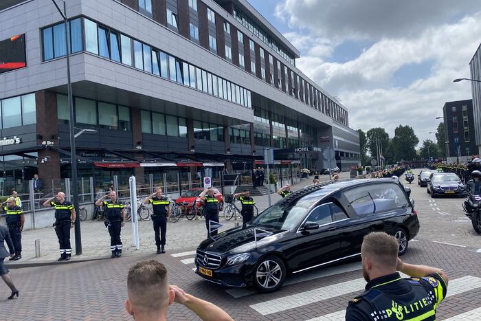 Honderden agenten bewijzen laatste eer aan overleden motoragent
