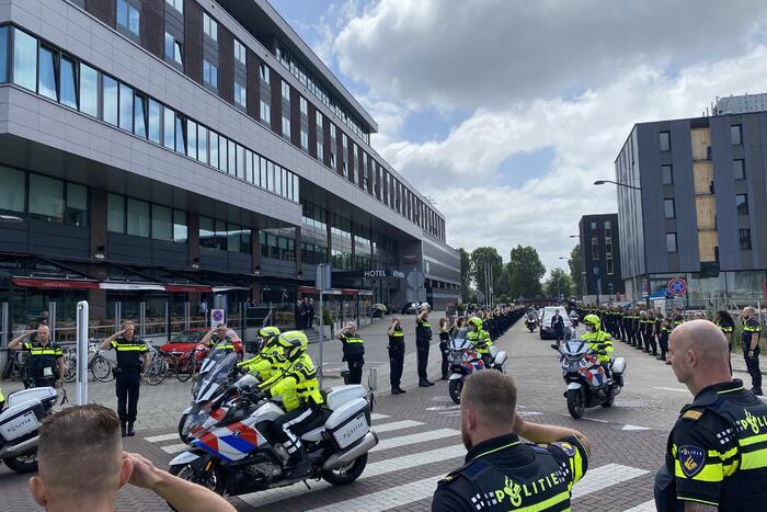 Honderden agenten bewijzen laatste eer aan overleden motoragent