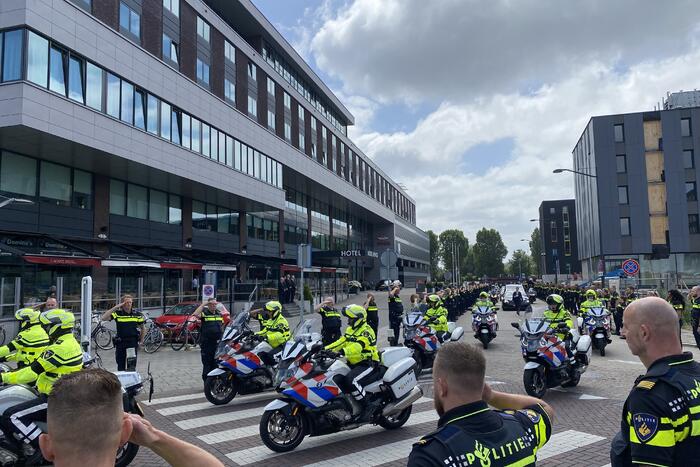 Honderden agenten bewijzen laatste eer aan overleden motoragent