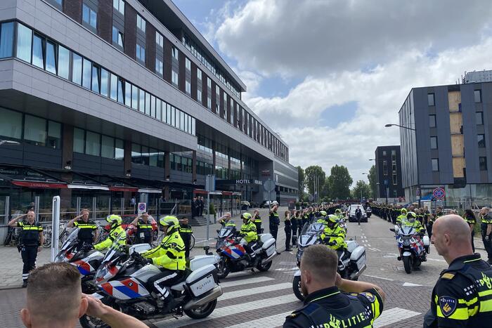 Honderden agenten bewijzen laatste eer aan overleden motoragent